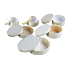 CAJA REDONDA DE MADERA. 8x4cm. CON BLONDA PARA HORNEAR. 