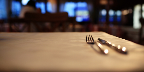 ¿Cómo combinar manteles y caminos de mesa en tu restaurante?